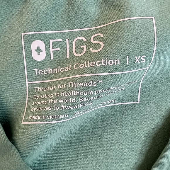 Figs Scrub Set X-small Top and Small Bottoms - Picture 5 of 9